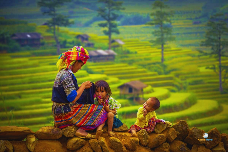 Ethnic mother and children in colorful attire in Sapa Vietnam – Auasia Travel